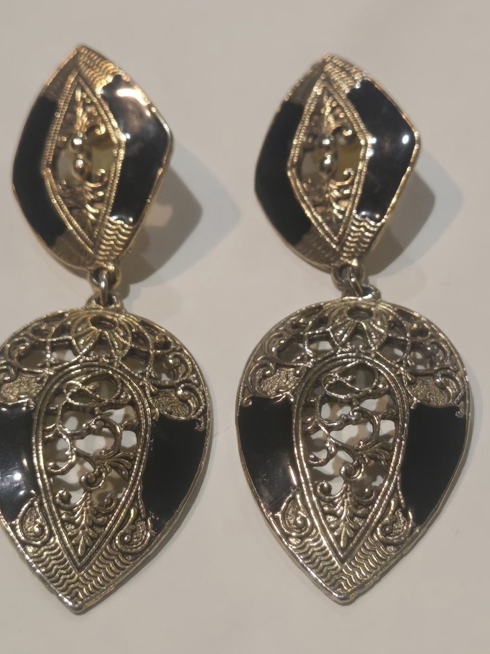 Vintage Goldtone Black Enamel Floral Leaf Embossed Dangle Pierced Earrings 2.75